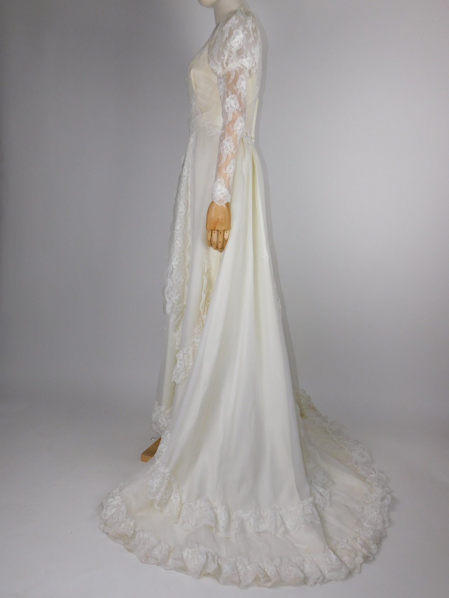 1950s Beautiful Wedding Gown with Veil