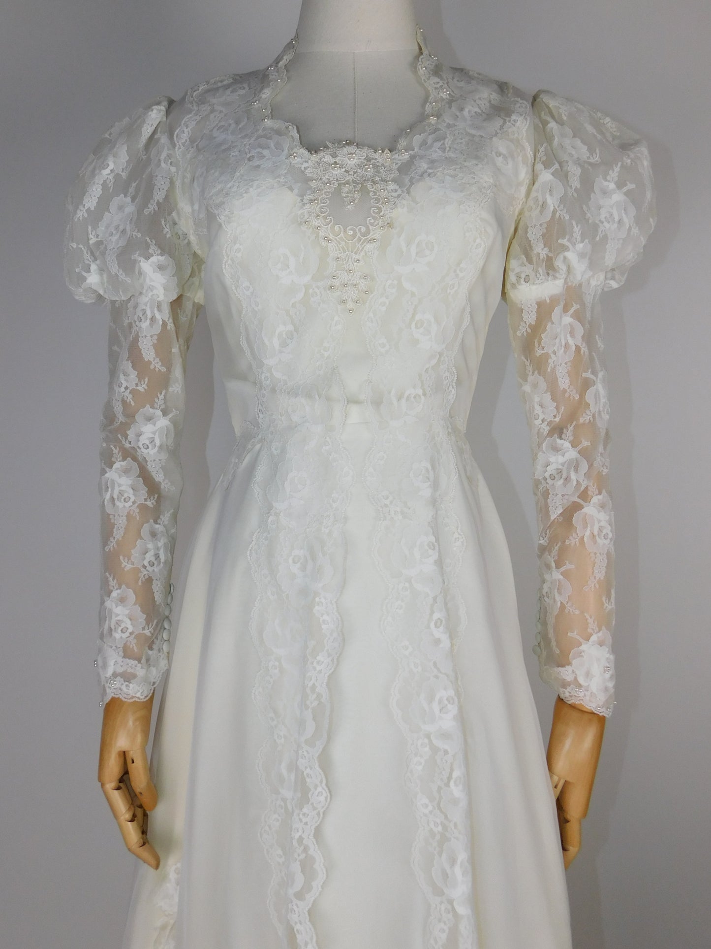 1950s Beautiful Wedding Gown with Veil
