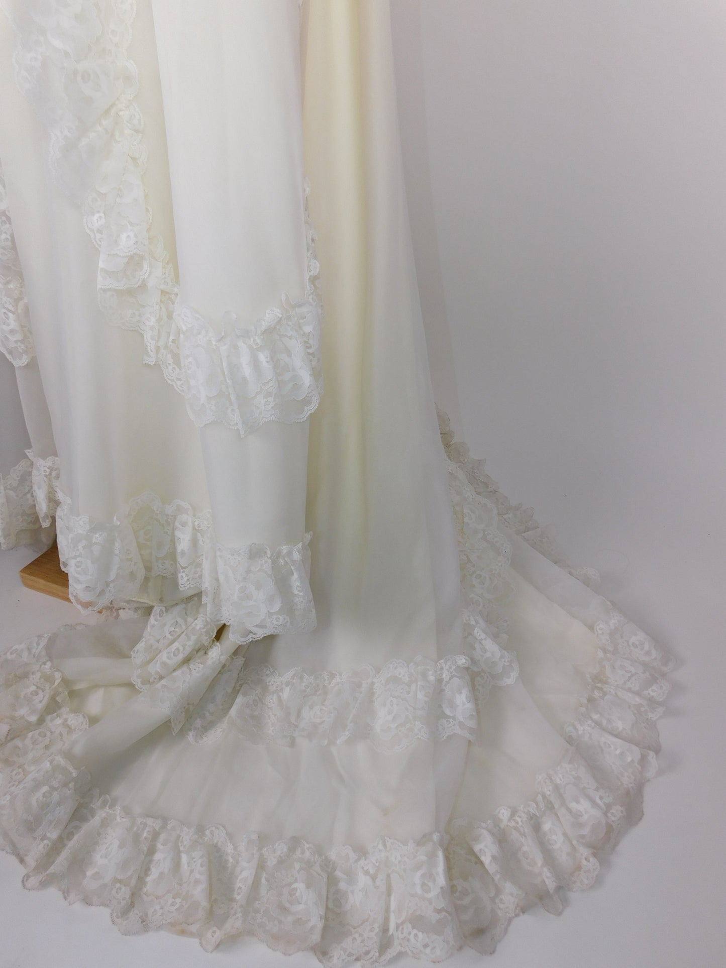 1950s Beautiful Wedding Gown with Veil