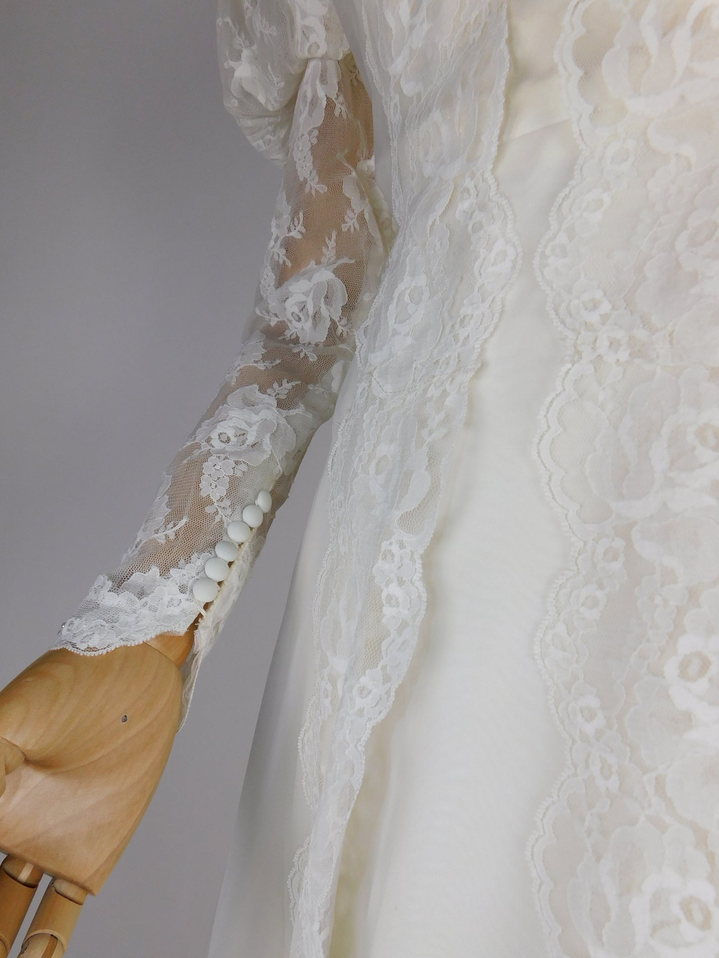 1950s Beautiful Wedding Gown with Veil