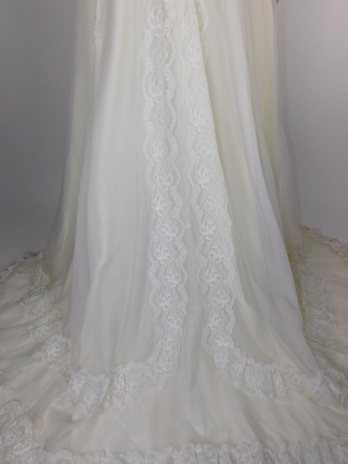 1950s Beautiful Wedding Gown with Veil