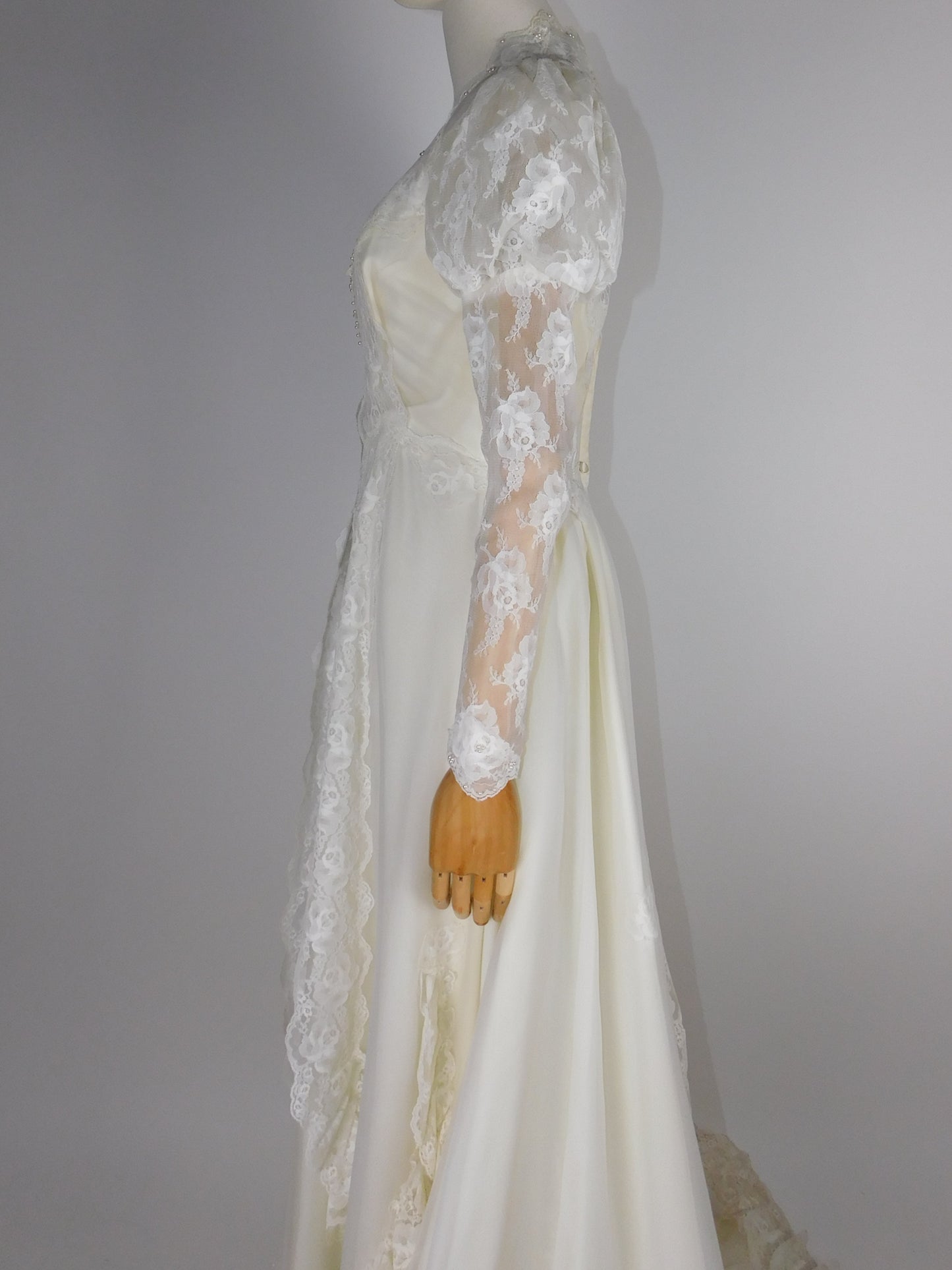 1950s Beautiful Wedding Gown with Veil