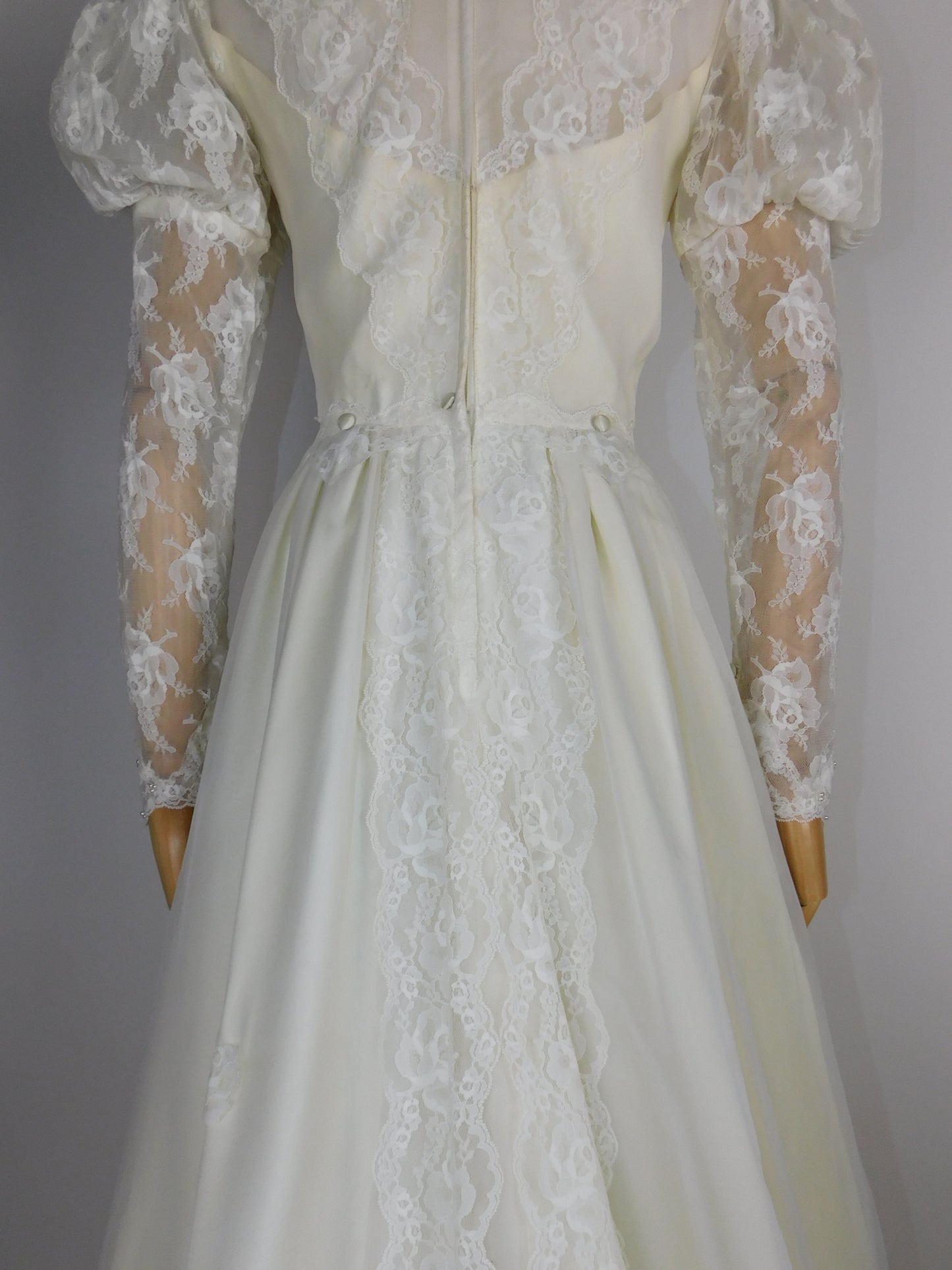 1950s Beautiful Wedding Gown with Veil