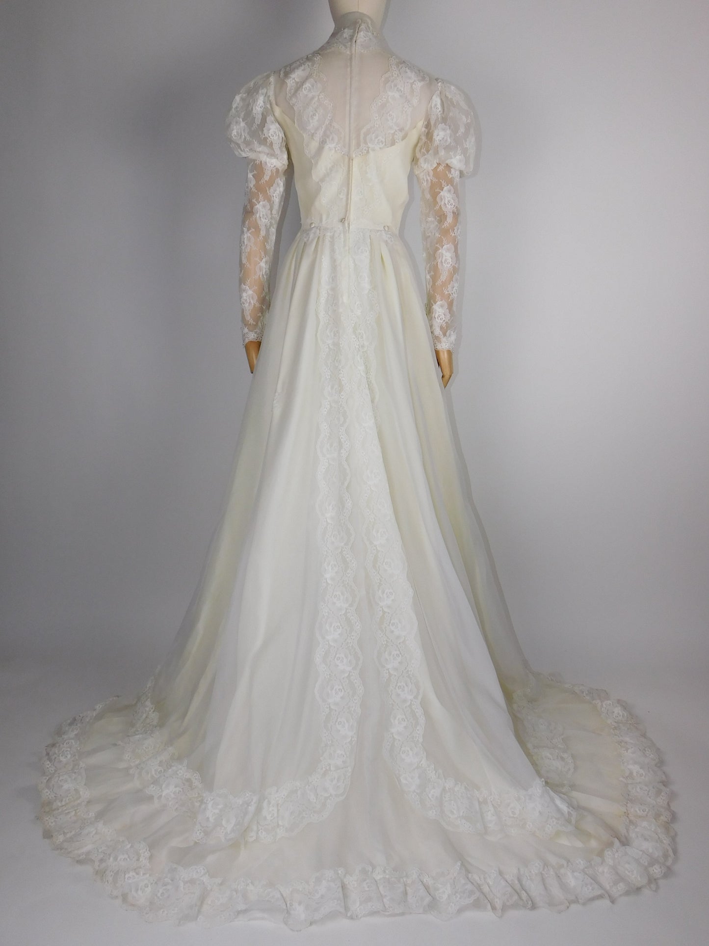 1950s Beautiful Wedding Gown with Veil
