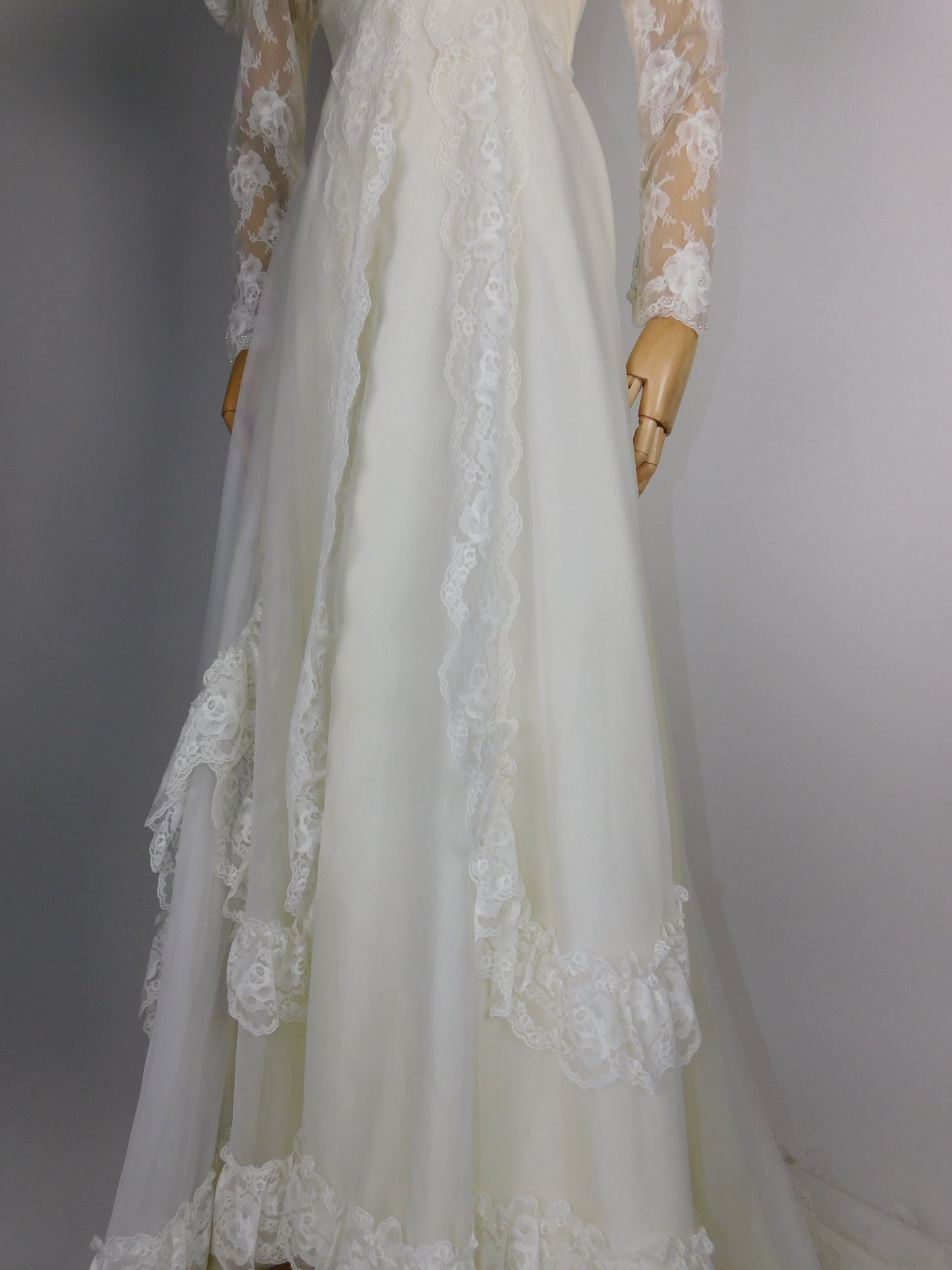 1950s Beautiful Wedding Gown with Veil