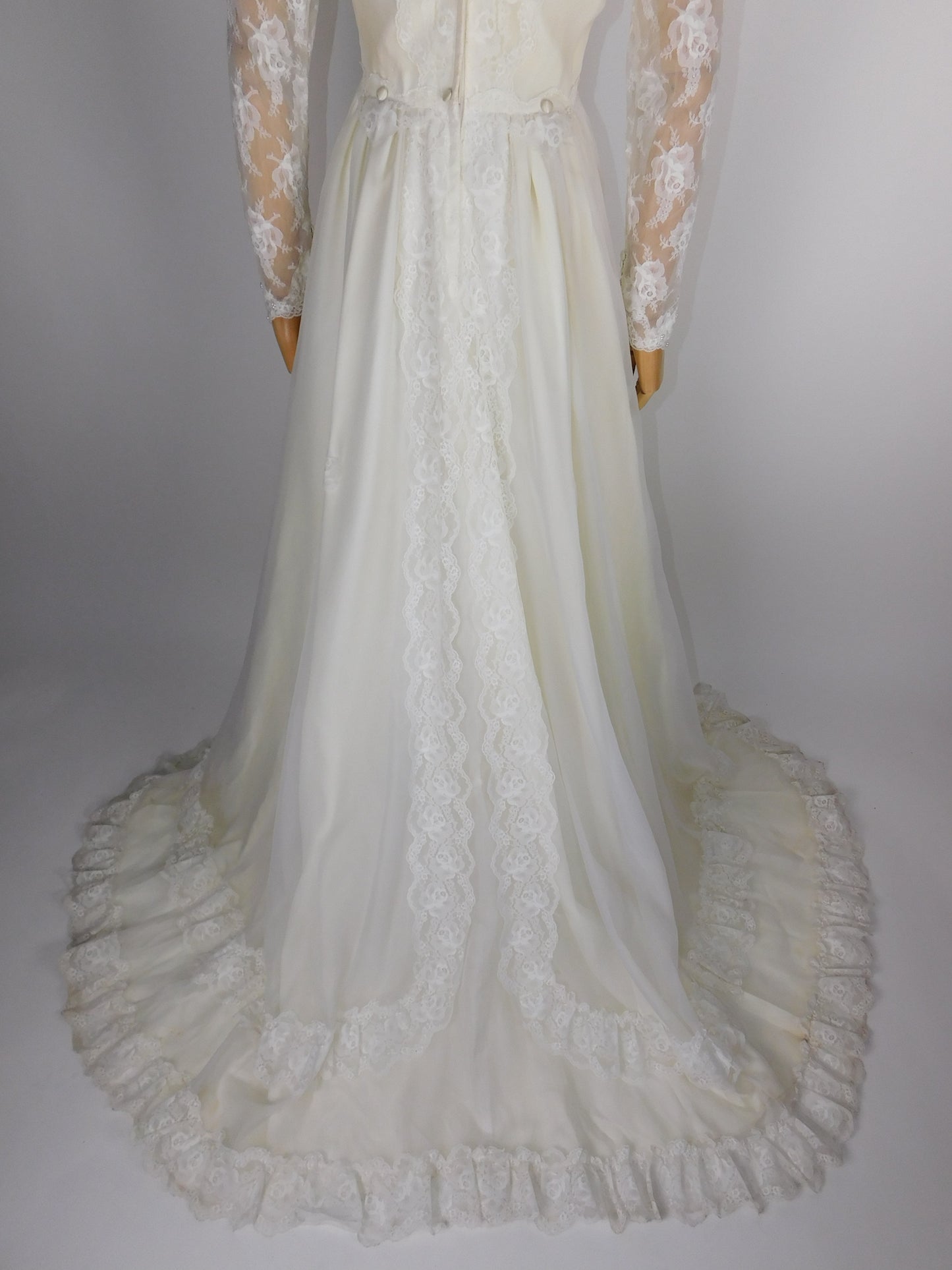 1950s Beautiful Wedding Gown with Veil