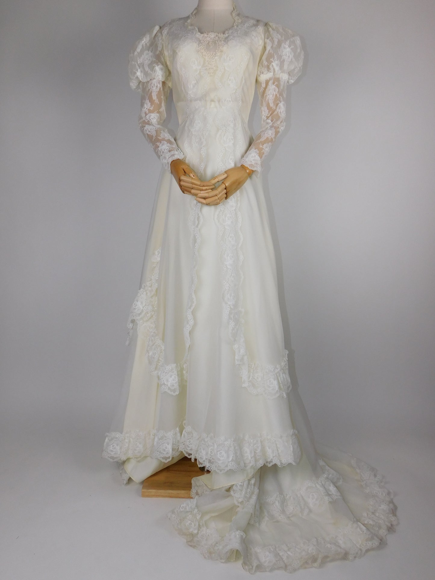1950s Beautiful Wedding Gown with Veil
