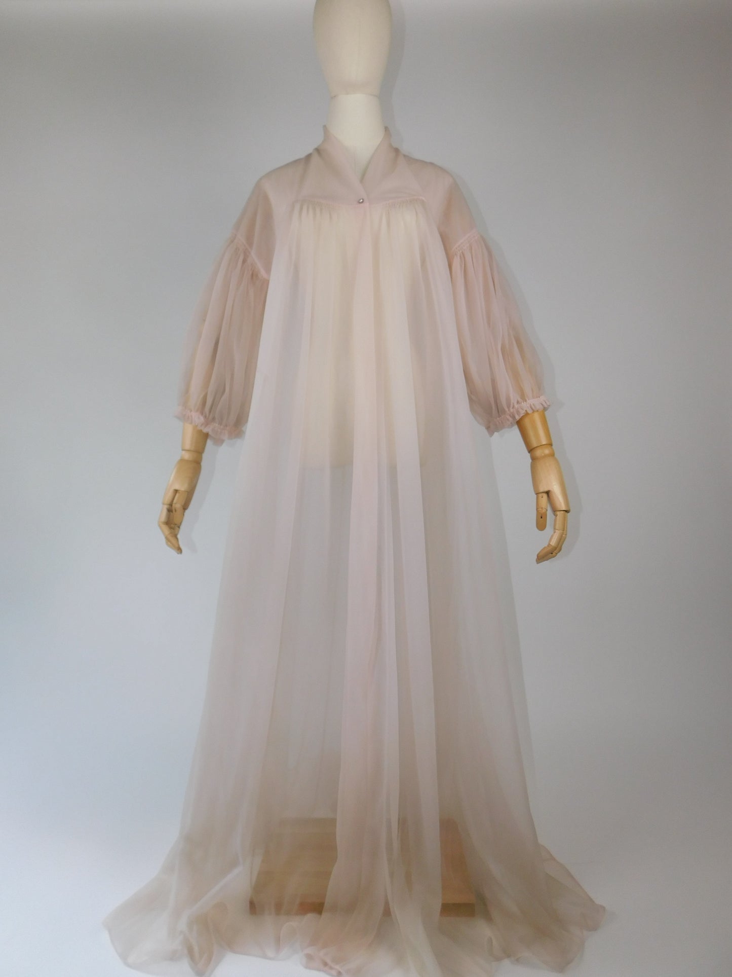 1960s Vanity Fair Pink Sheer Puff Sleeve One Button Peignoir