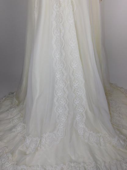 1950s Beautiful Wedding Gown with Veil