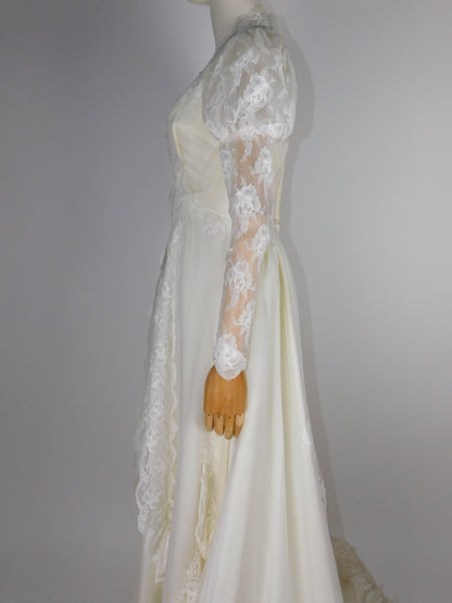 1950s Beautiful Wedding Gown with Veil