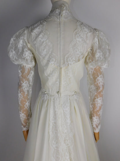 1950s Beautiful Wedding Gown with Veil