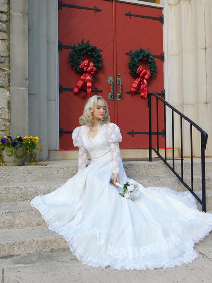 1950s Beautiful Wedding Gown with Veil